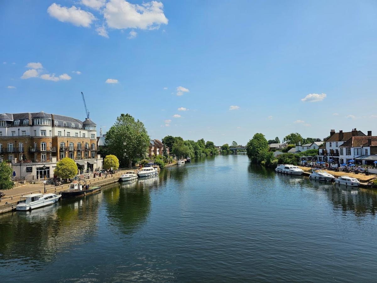 Train Station Serenity Staines-upon-Thames Extérieur photo