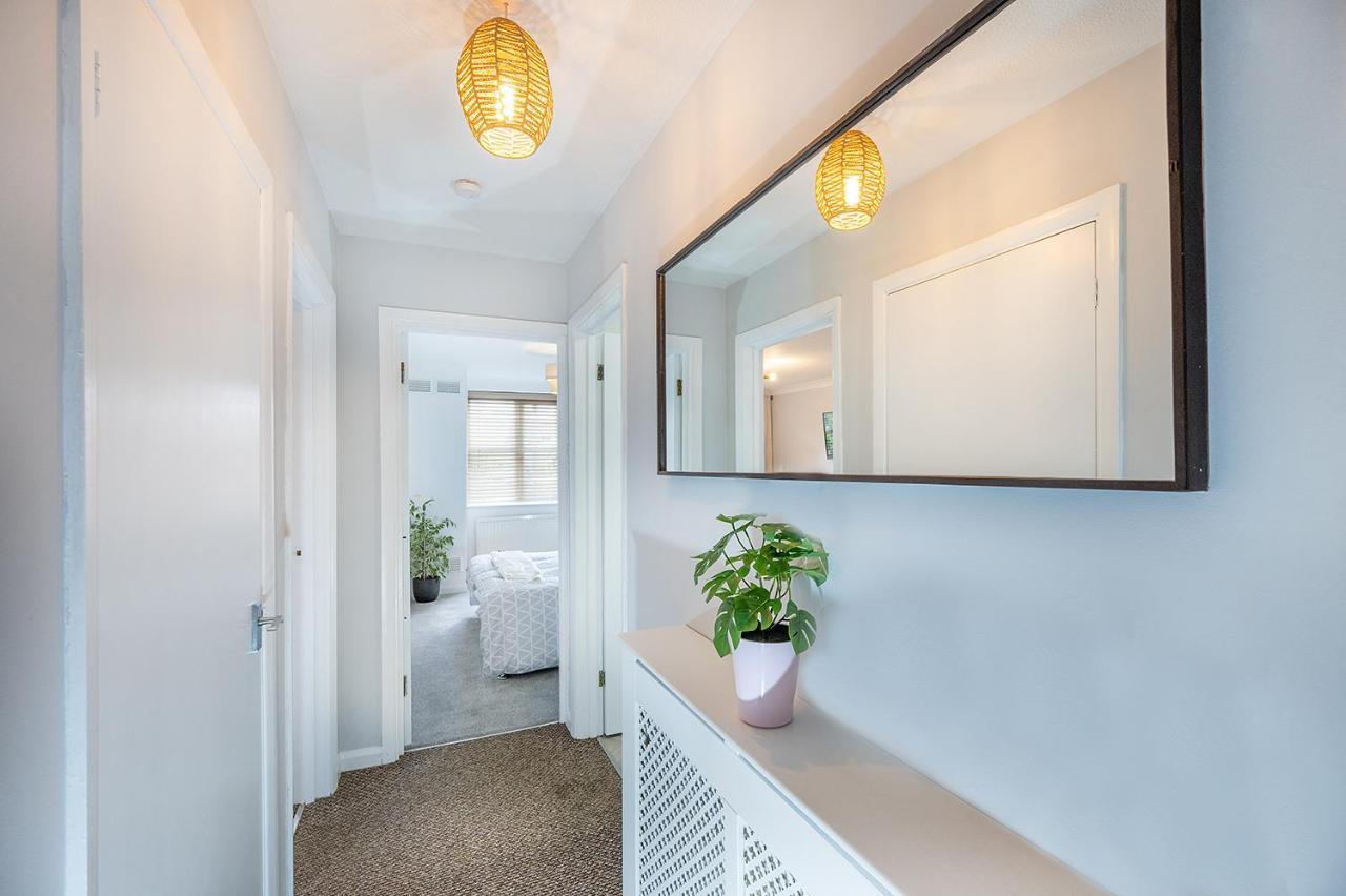 Train Station Serenity Staines-upon-Thames Extérieur photo